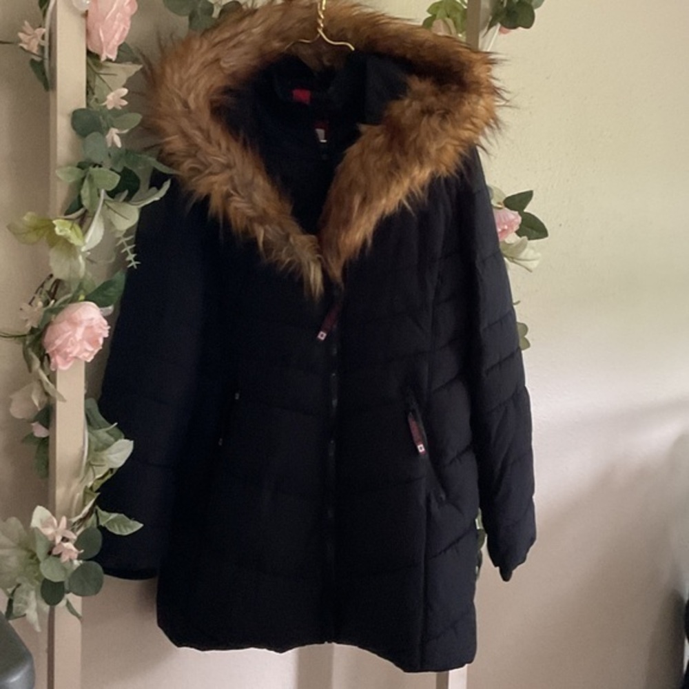 CANADA. Women's Black Puffer Coat with Faux Fur Trim. SIZE L/G